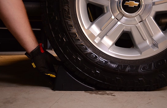 Chocks being put under the rear wheels